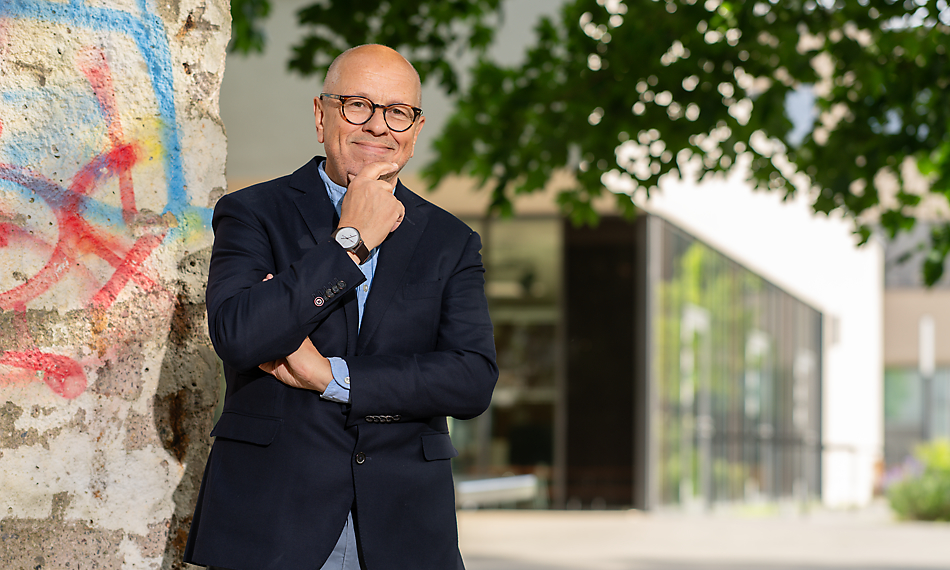 Dr. Thomas Rathmann vor Schulgebäude